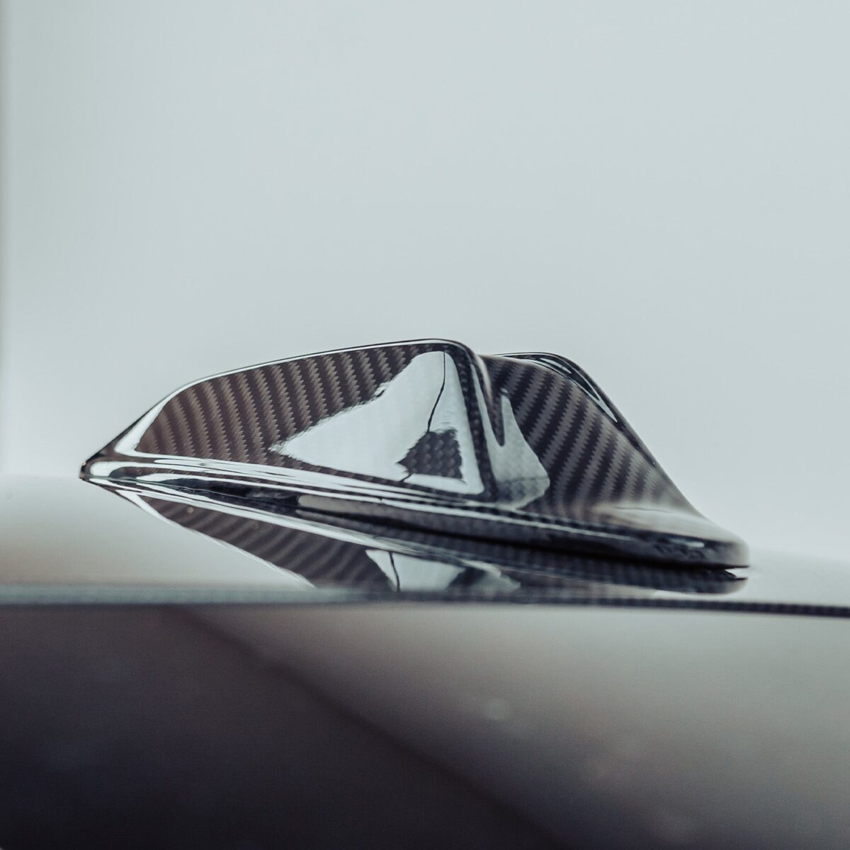 antenne-requin-carbone-sur-toit-carbone