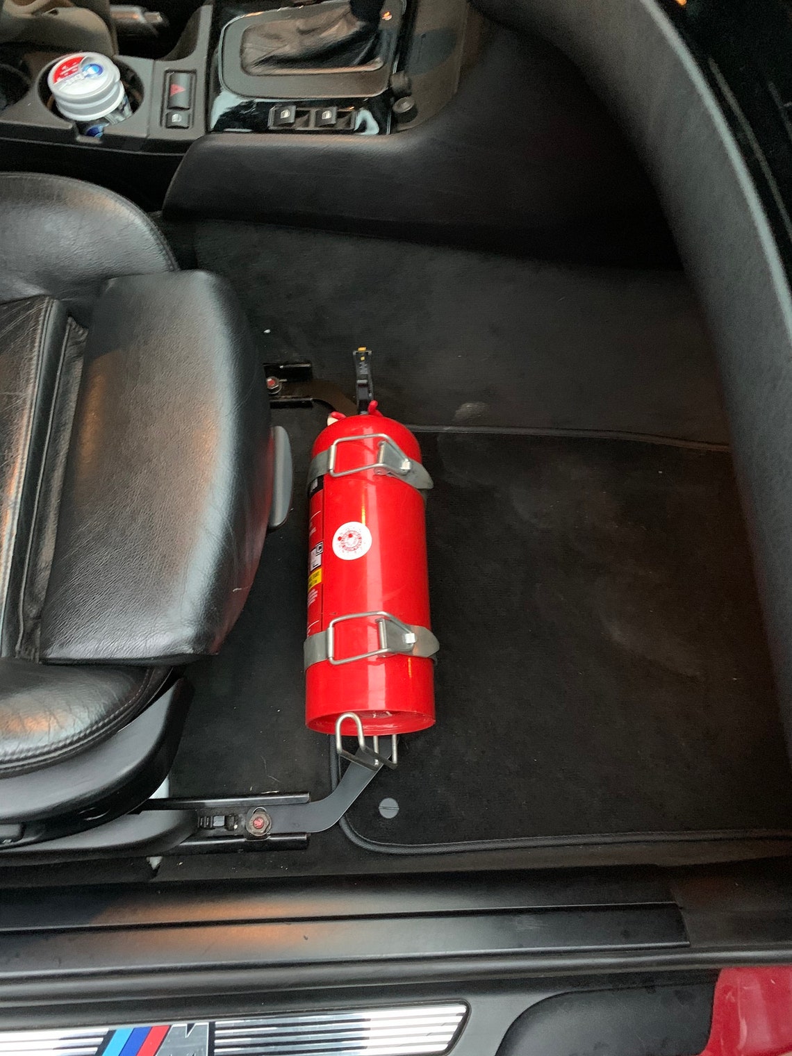 support-carbone-extincteur-voiture-detail