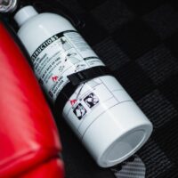 extincteur-sous-siege-support-carbone-automobile