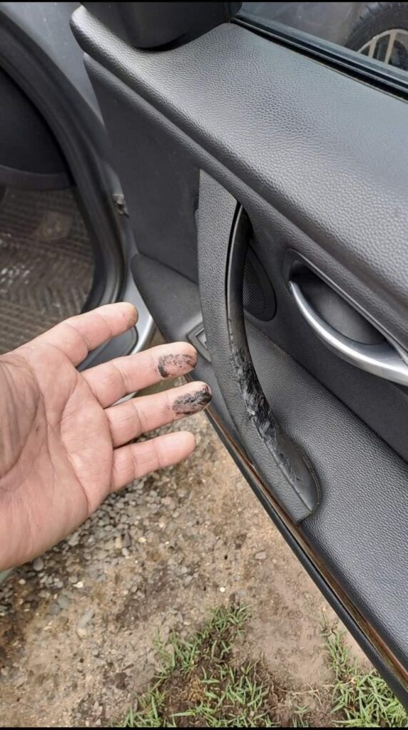 pourquoi poignée bmw devient collante
