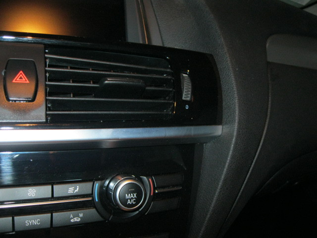 Rejilla de ventilación rota de un BMW Serie 3 E90