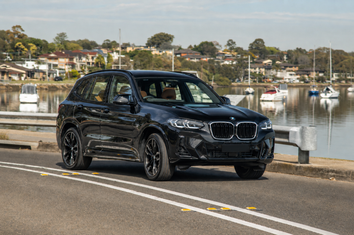 bmw x3 g01 x3m f97 lci calandre led iconic glow noir brillant vue 3 4 Calandre LED - Iconic Glow - BMW X3 G01, X3M F97 & X4 G02, X4M F98 (2017-2024)